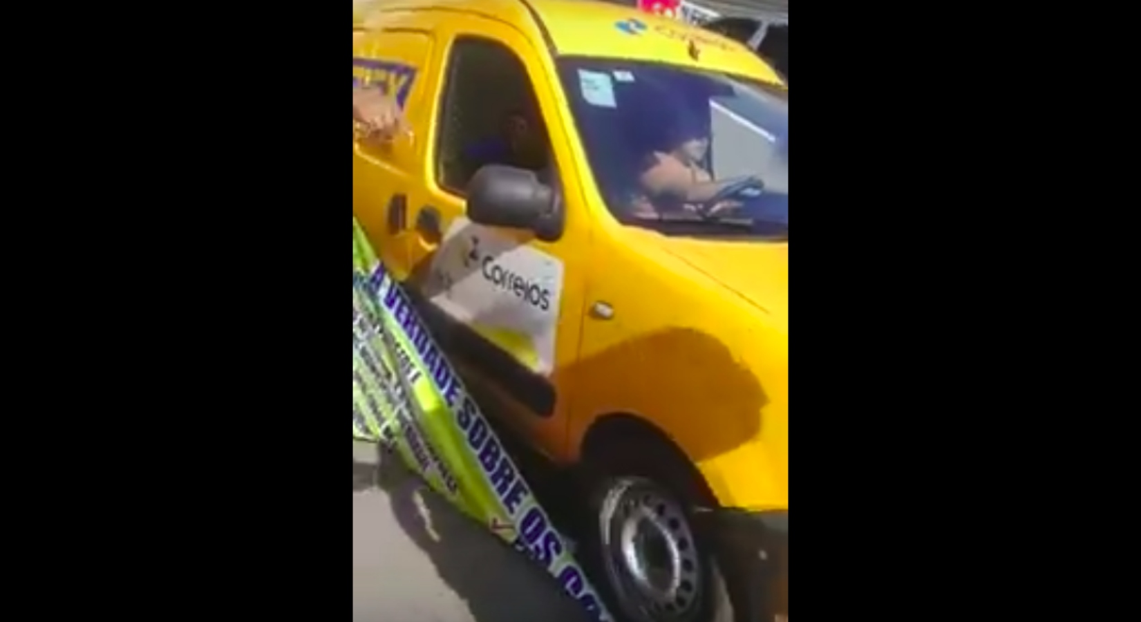 Servidores dizem que gerente dos Correios avançou com carro em grevistas; veja vídeo