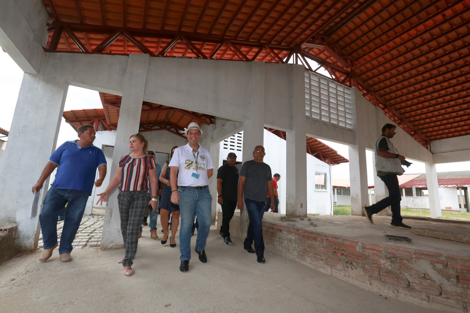 Em Tarauacá, Gladson inspeciona obras de escola e anuncia colégio militar