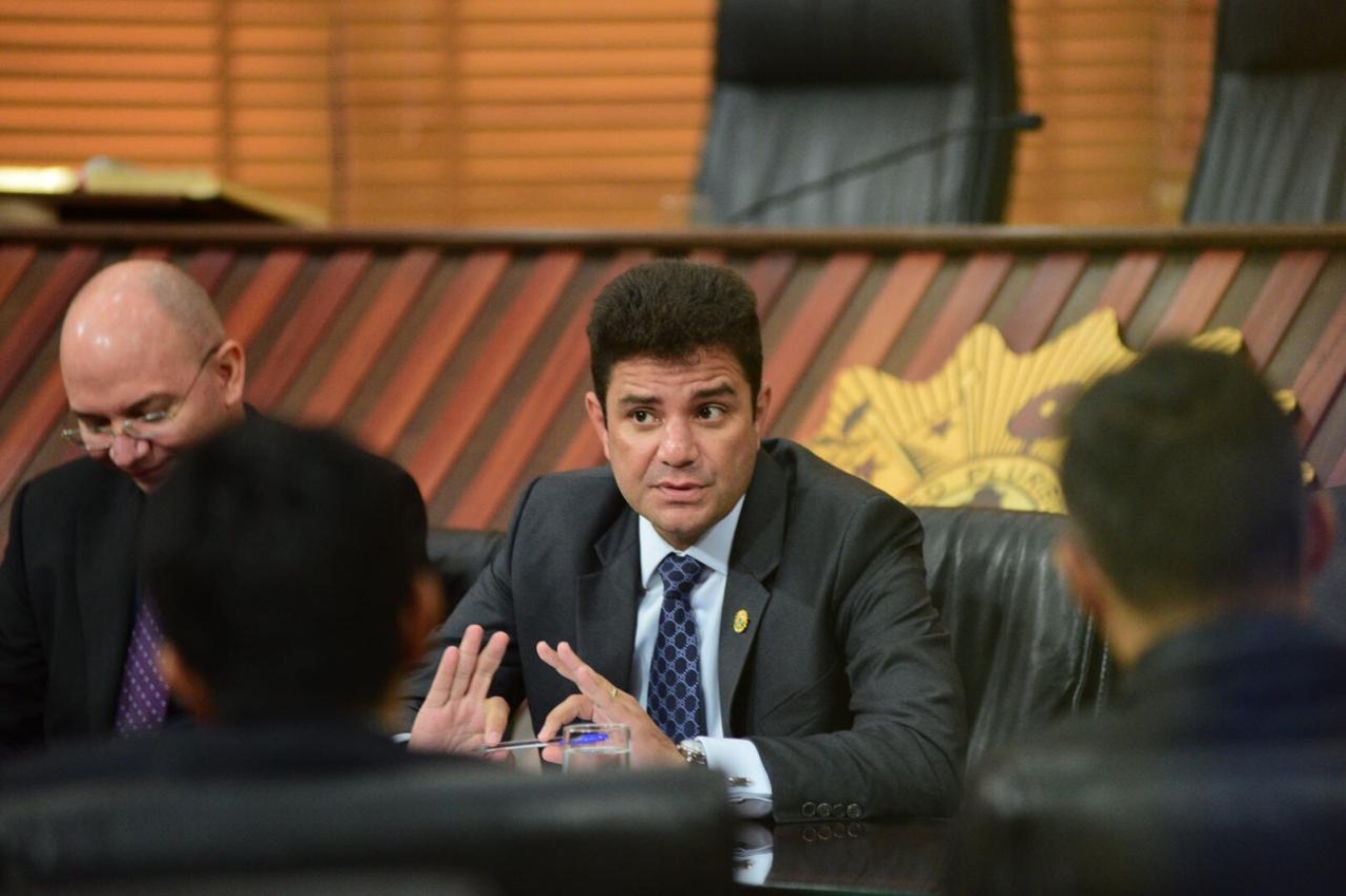 Governo veta 8 projetos e nova crise pode se abrir entre Gladson e deputados