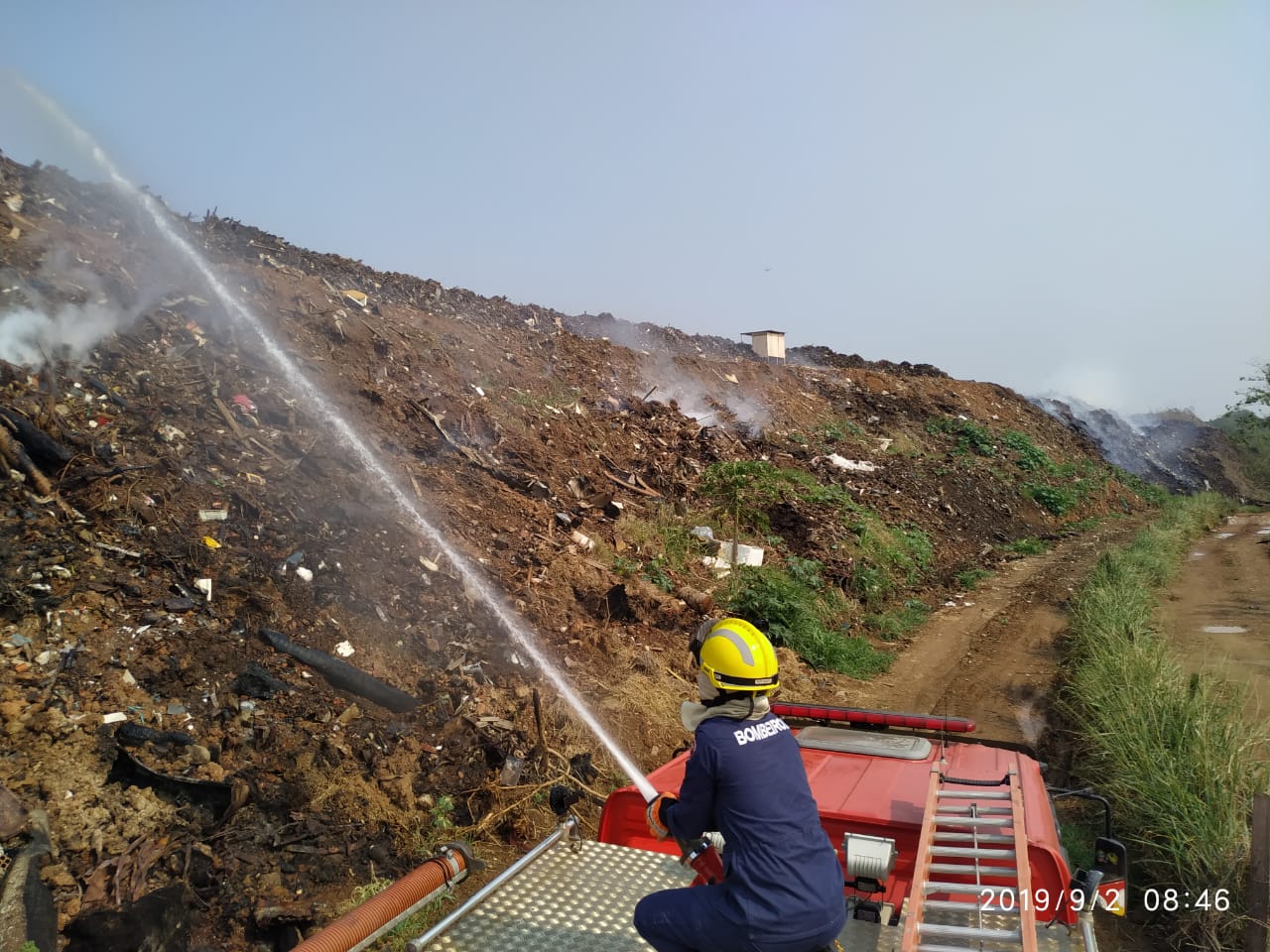 Bombeiros tentam extinguir incêndio há 3 dias em aterro de Rio Branco