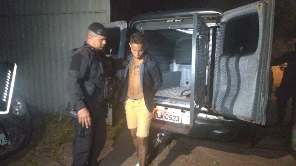 Homem é preso e menor apreendido com pistola 9mm