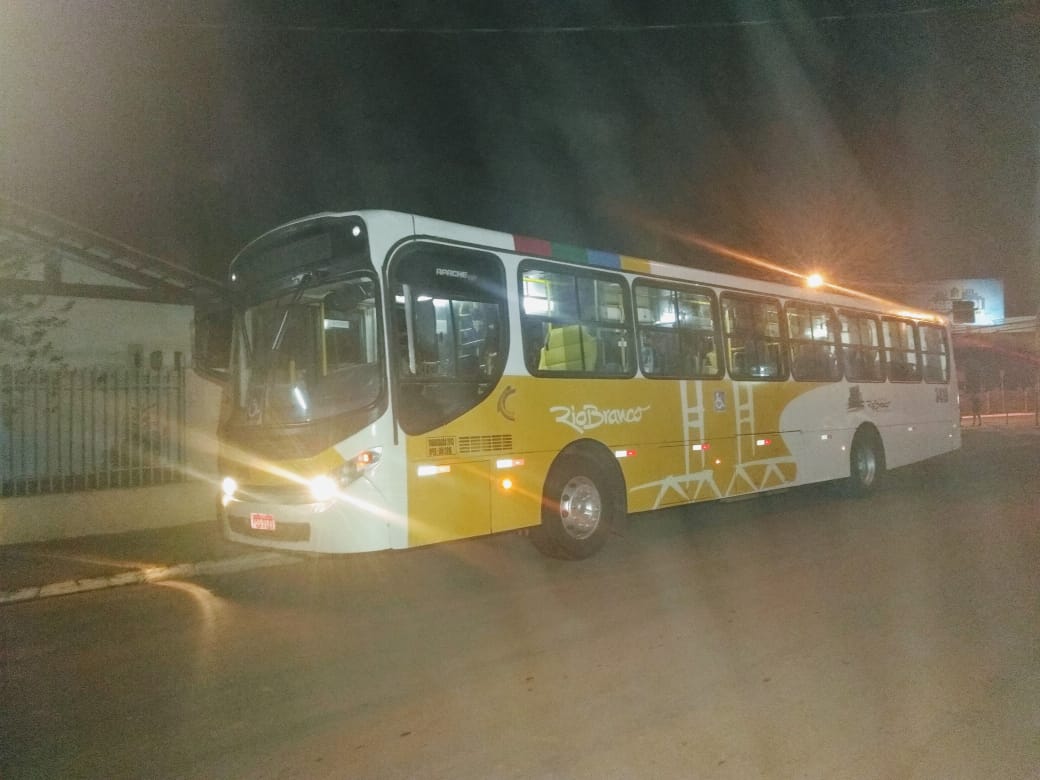 Bandidos fazem arrastão com escopeta em ônibus e aterrorizam passageiros