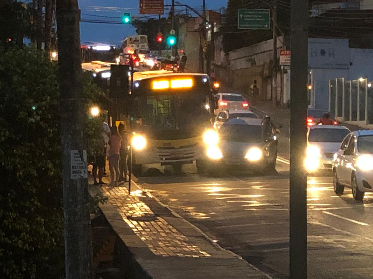 Acidente entre ônibus e carro atrapalha trânsito na Avenida Ceará
