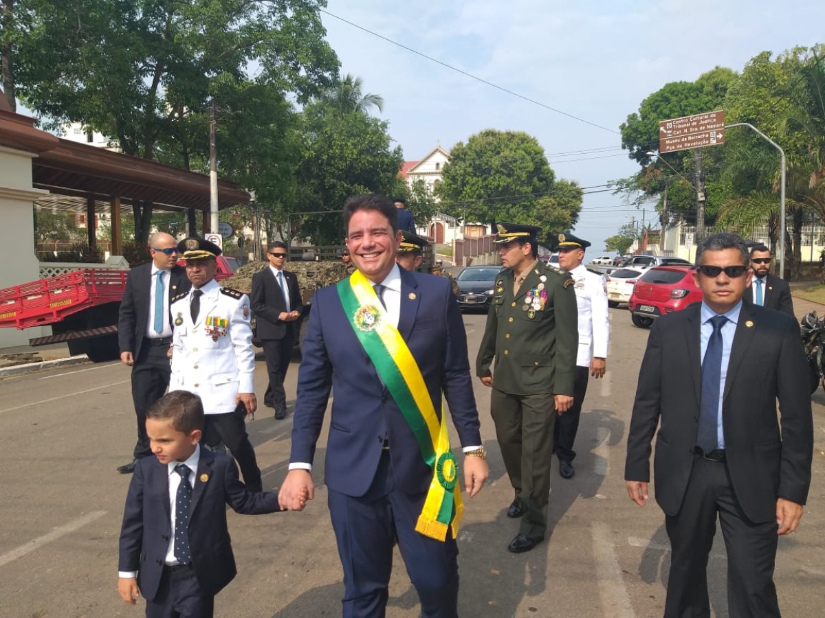Cameli desfila ao lado do filho Guilherme no ato cívico de 7 de Setembro, em Rio Branco