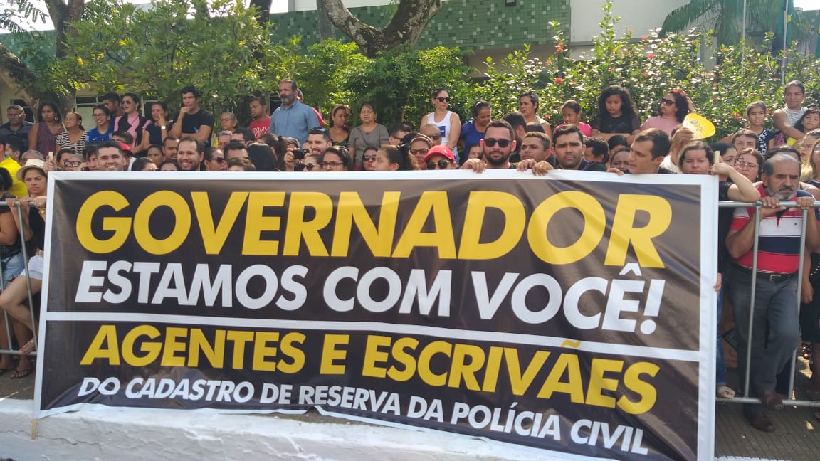 Aprovados da Polícia Civil fazem apelo por convocação durante desfile na Capital