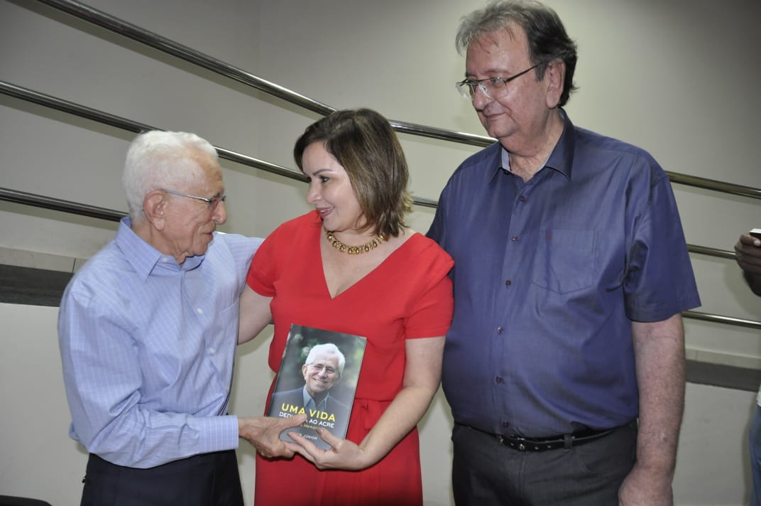 Ex-governador conta sua história de menino pobre que chegou ao governo e ao Senado