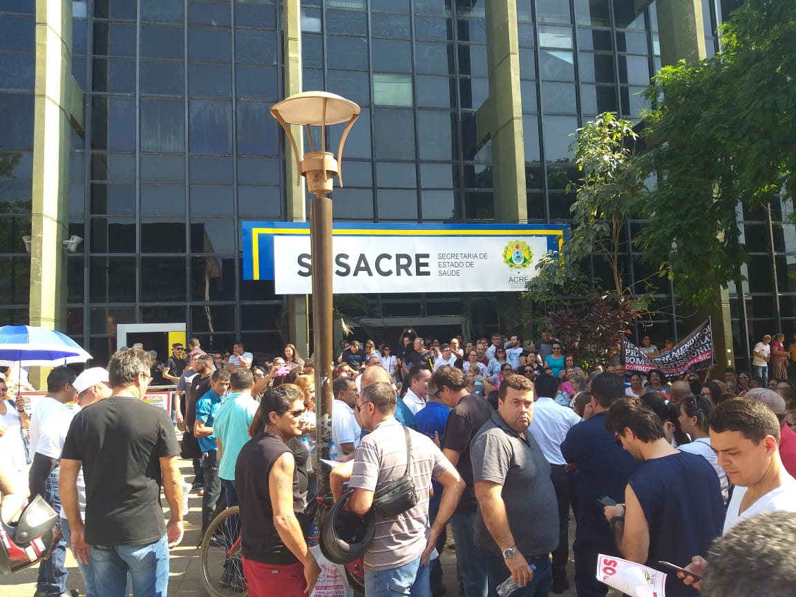 Servidores em greve ameaçam invadir prédio da Sesacre e clima é de tensão no local