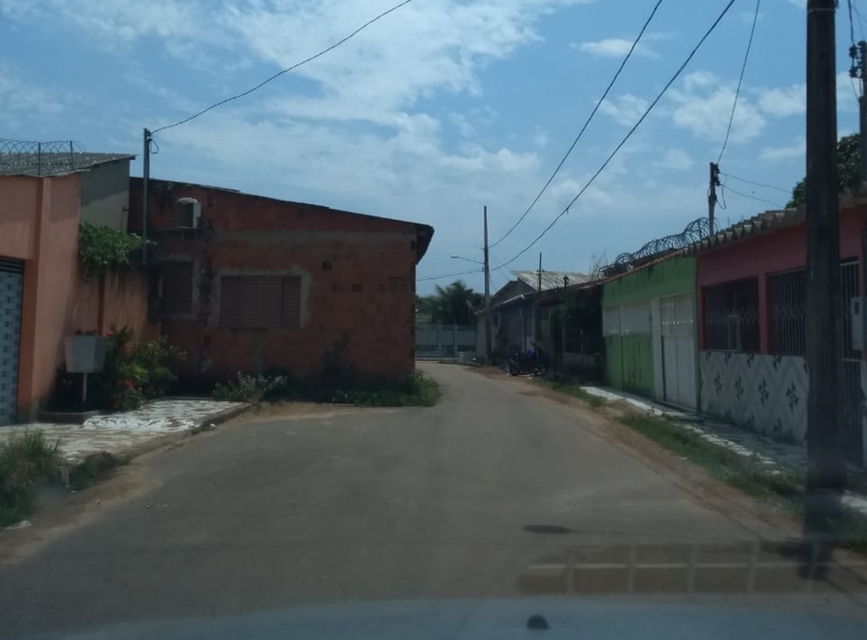 Casa é construída no meio de rua e impede passagem de veículos na Sobral