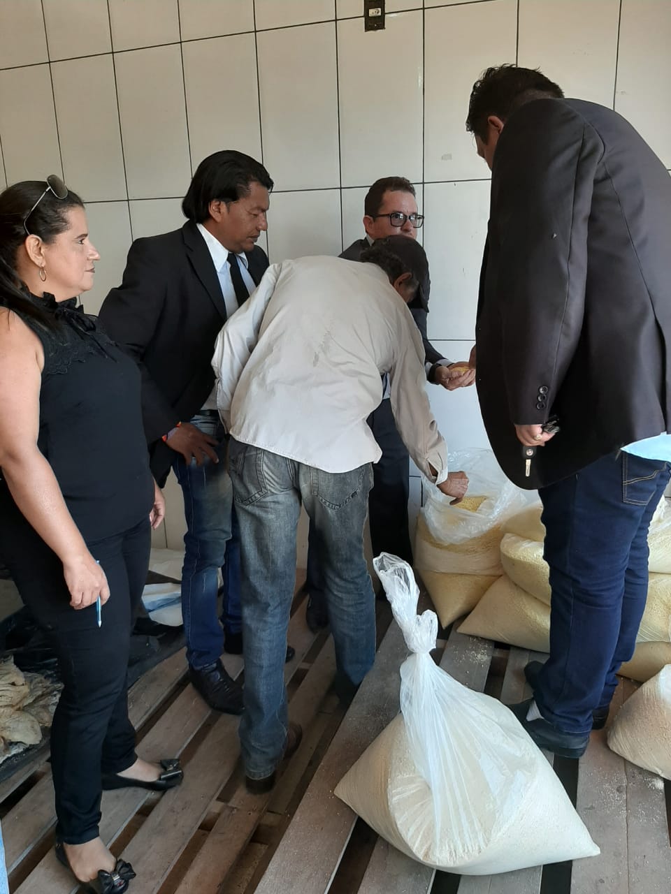 Vereadores denunciam falta de alimentos e itens vencidos nas escolas de Tarauacá