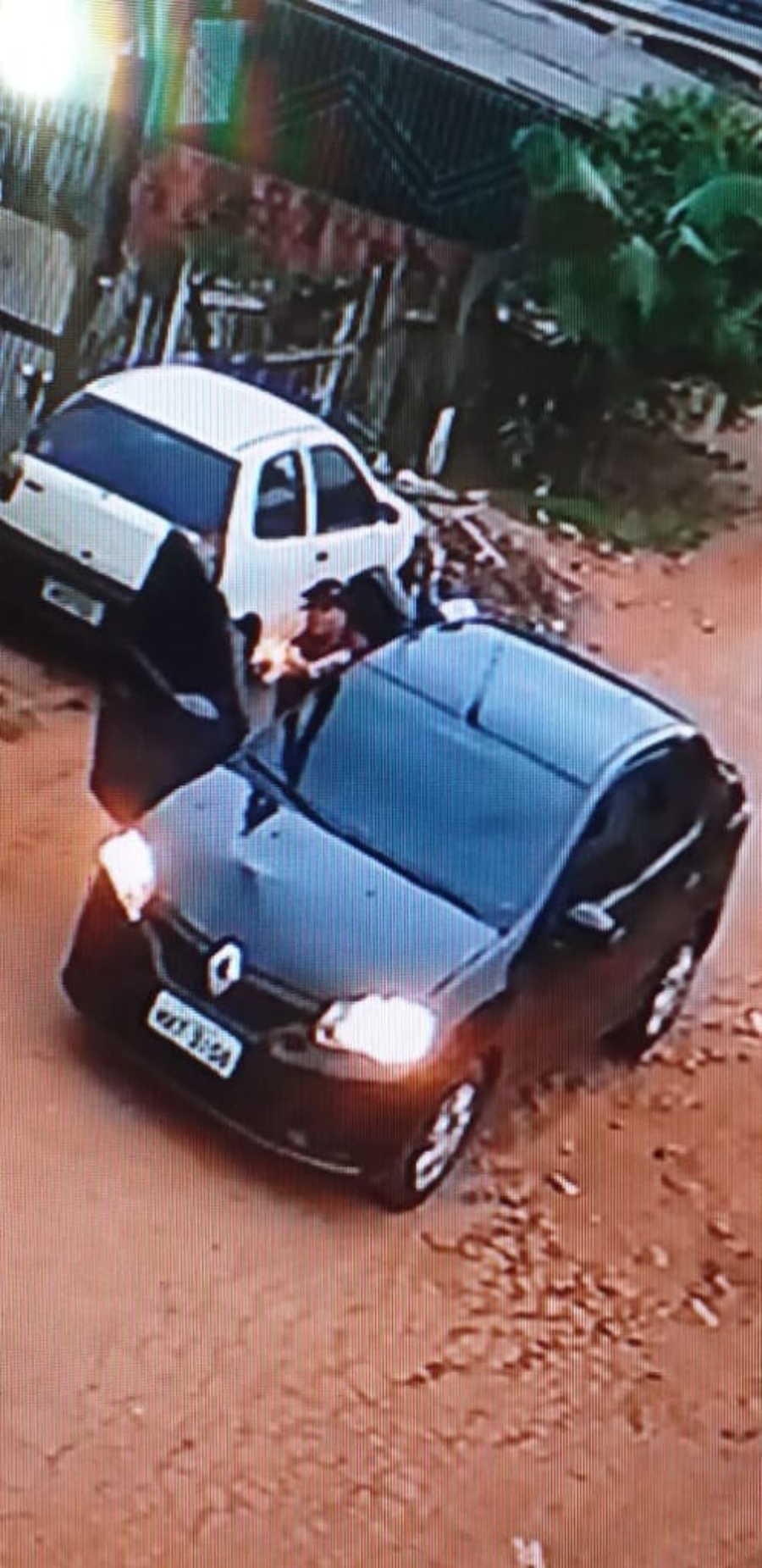 Criminosos disparam mais de 30 tiros e assustam moradores; veja o vídeo