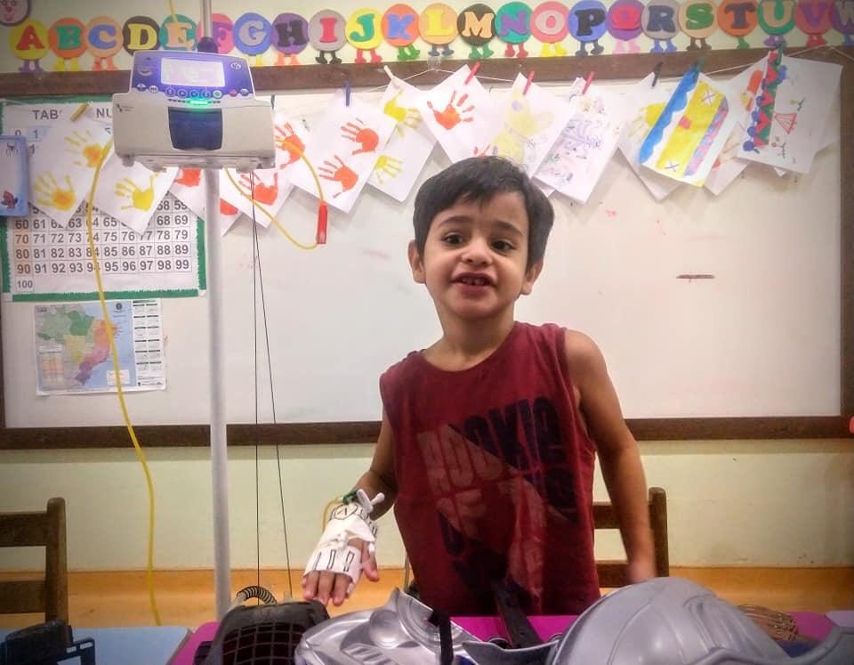 Com água no pulmão, criança usa dreno há quase um mês e espera por cirurgia