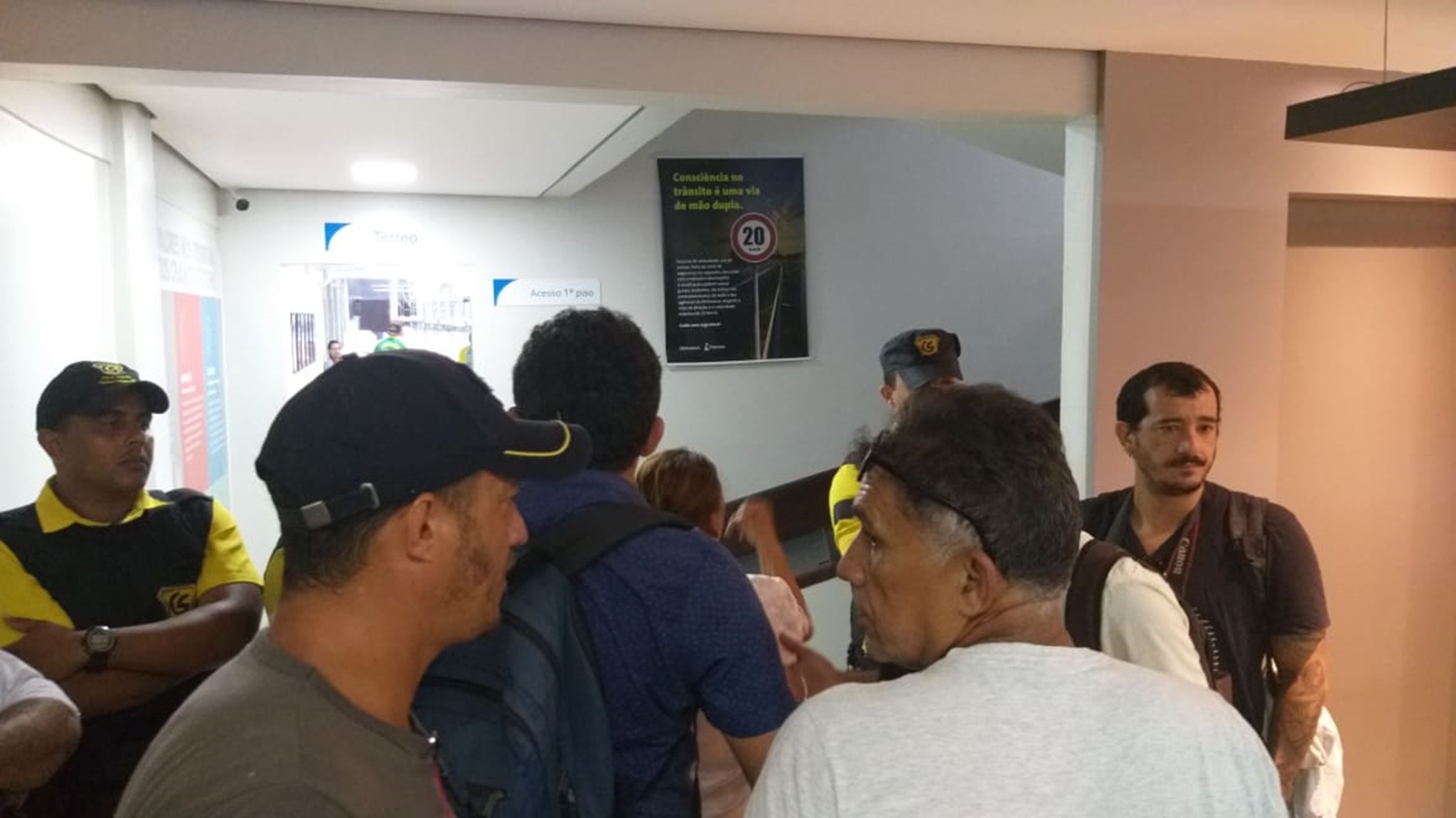 Manifestantes invadem Energisa e chamam diretor: “Desça aqui se tiver coragem”