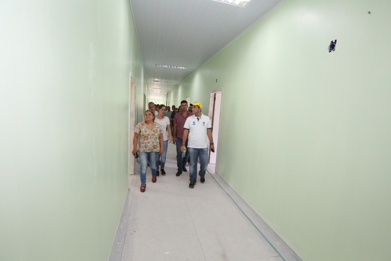 Governador fiscaliza obras de ampliação do hospital de Mâncio Lima, no interior