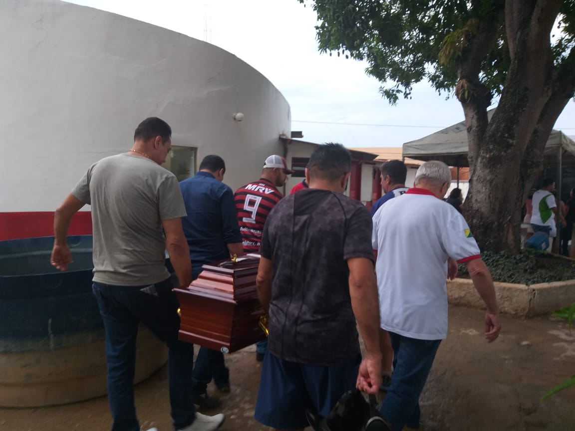Sob forte comoção, professor Junior Barros é sepultado em Rio Branco