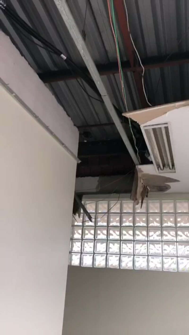 Temporal destrói parte de teto da Fundação Hospitalar, em Rio Branco; veja vídeo