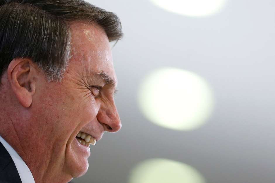 “Eu sou imbrochável”, diz Bolsonaro a populares