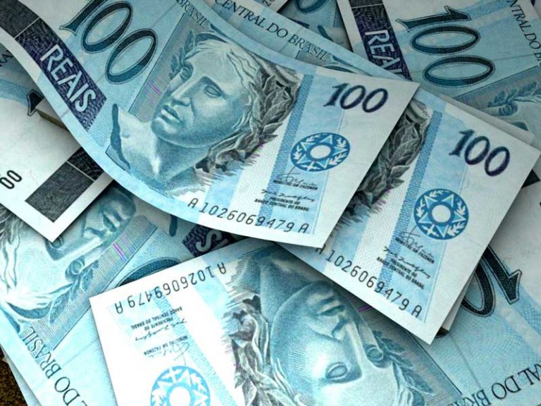 Casal de PMs é preso suspeito de furtar R$ 53 mil durante abordagem