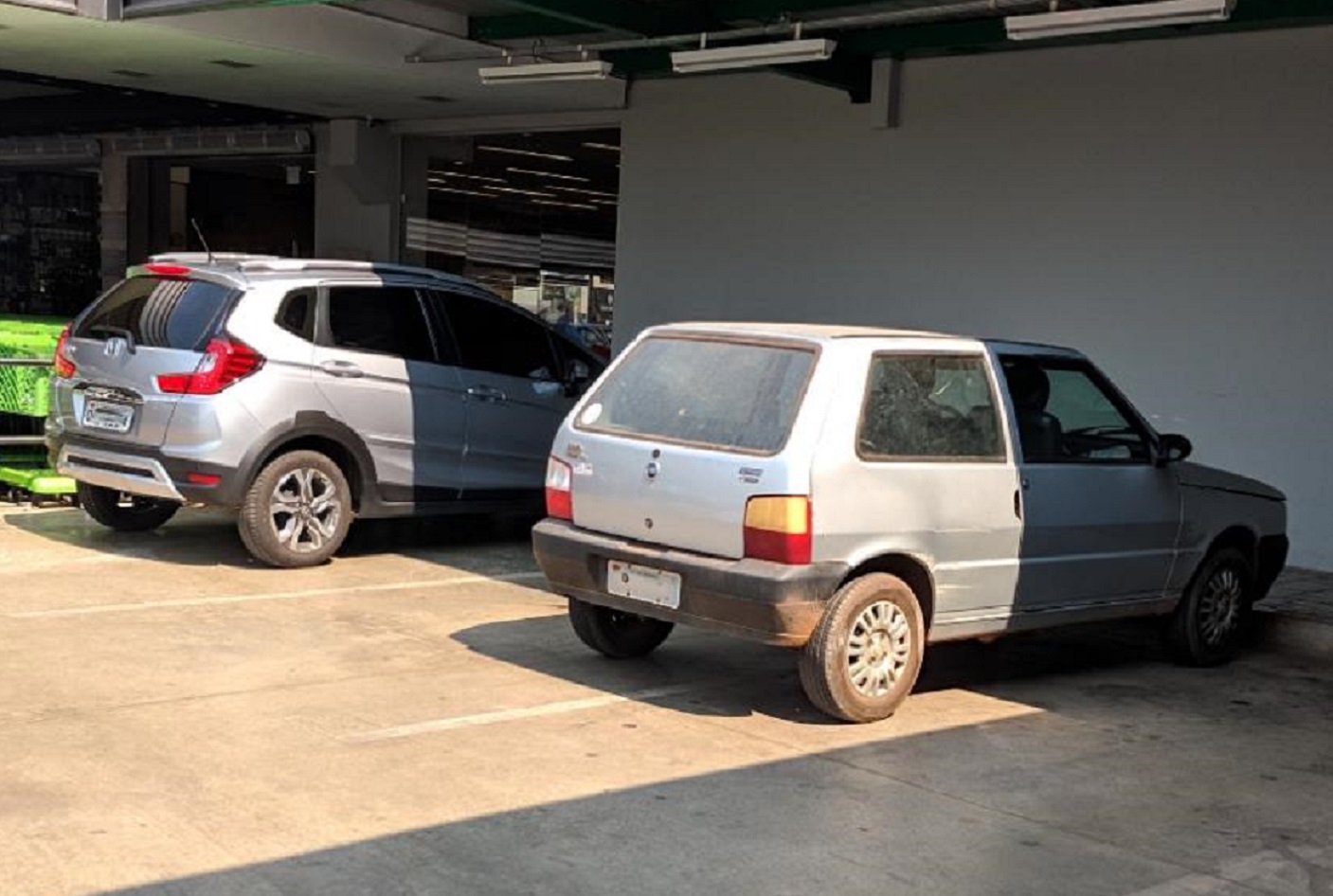 Carro estaciona fora da vaga em supermercado e viraliza: “Comprou a carteira?”