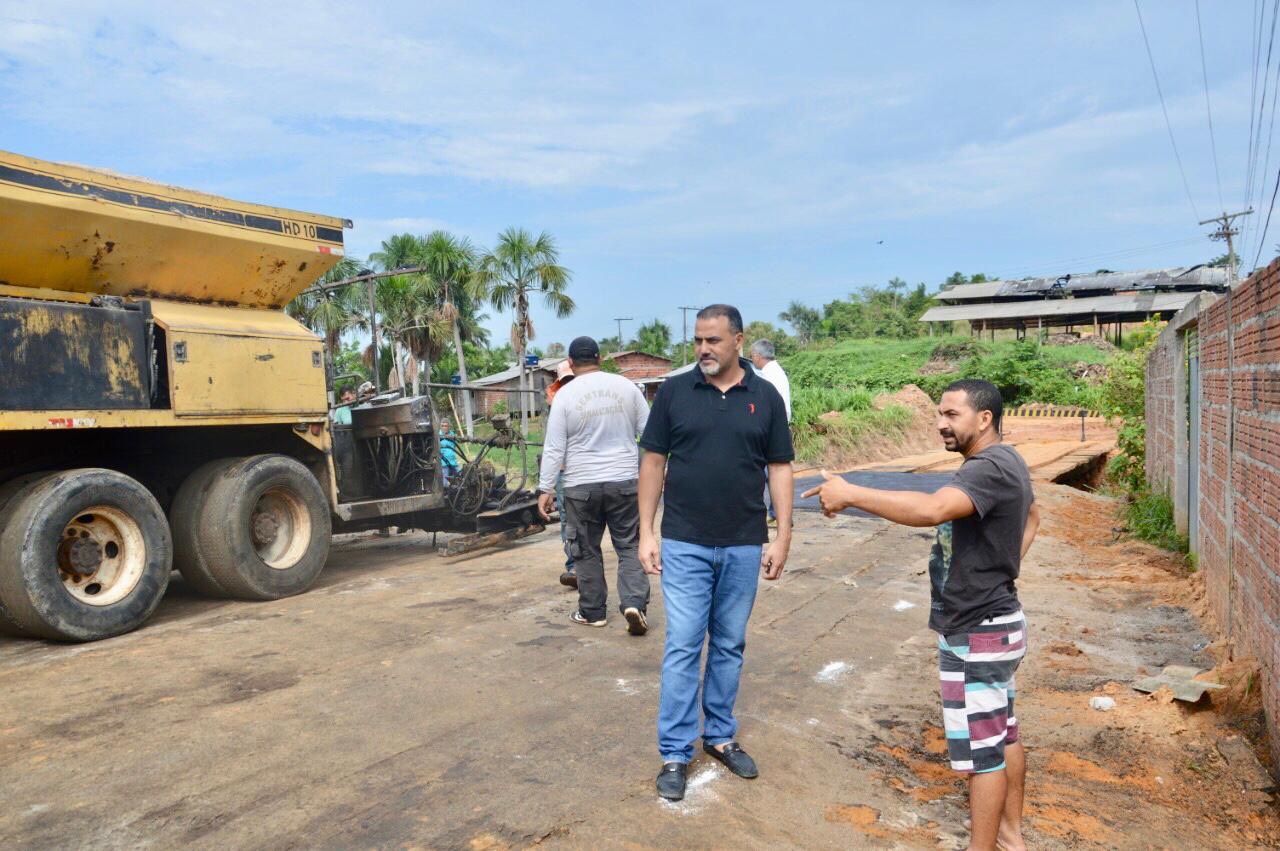 Ilderlei e Petecão vistoriam obras em Cruzeiro e conversam com a população