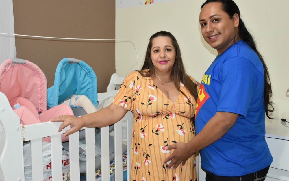 Professora dá à luz netos gêmeos para realizar sonho do filho gay de ser pai