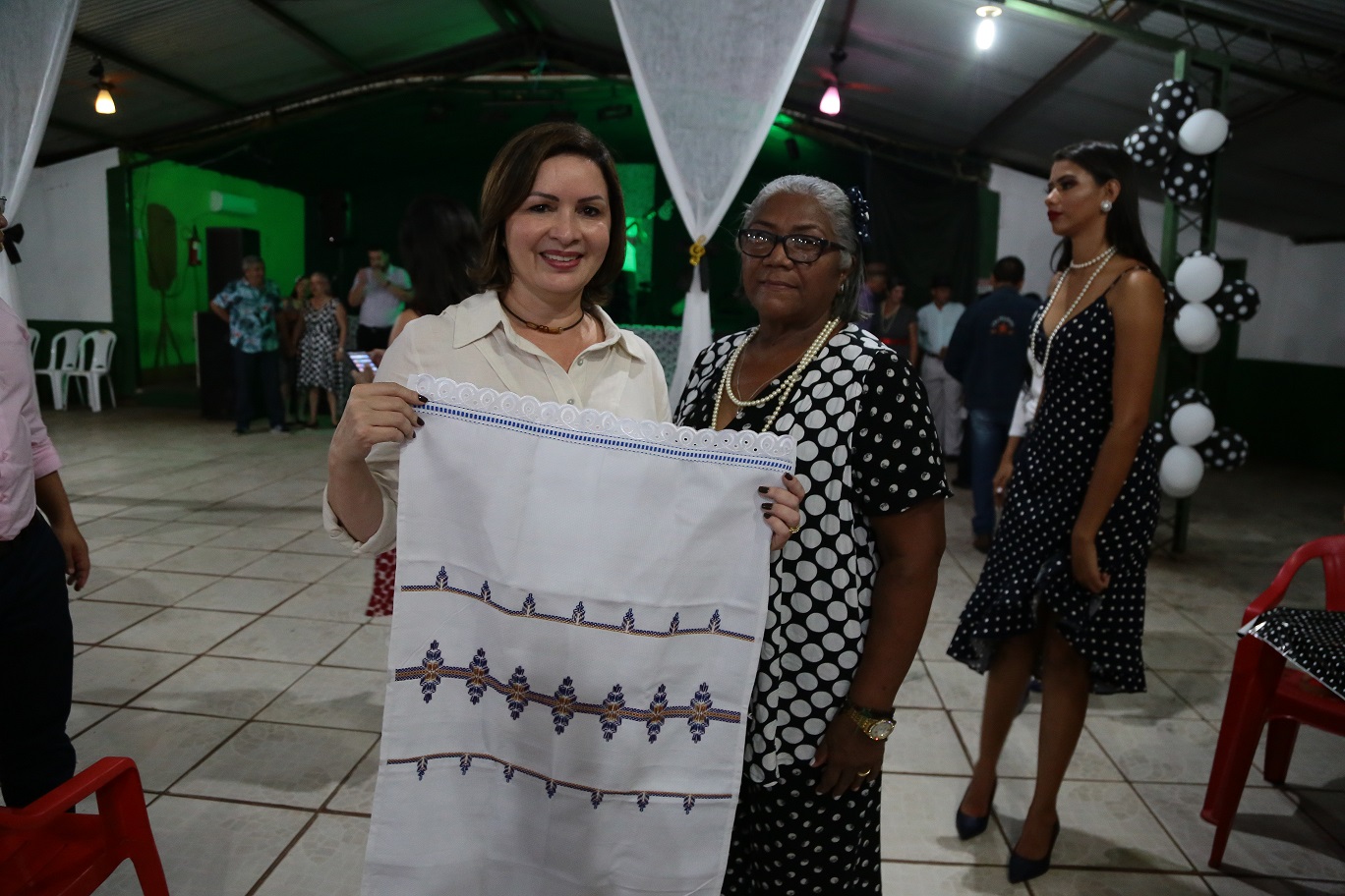 Prefeita Socorro Neri prestigia 1º Baile dos Anos 60 dos Idosos do Barral y Barral