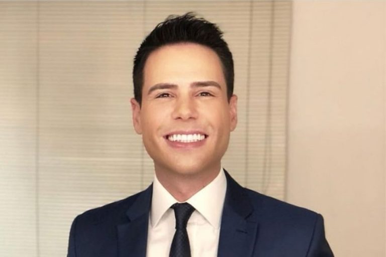 Luiz Bacci cai na noitada, surge acompanhado e é flagrado em beijão triplo; veja foto