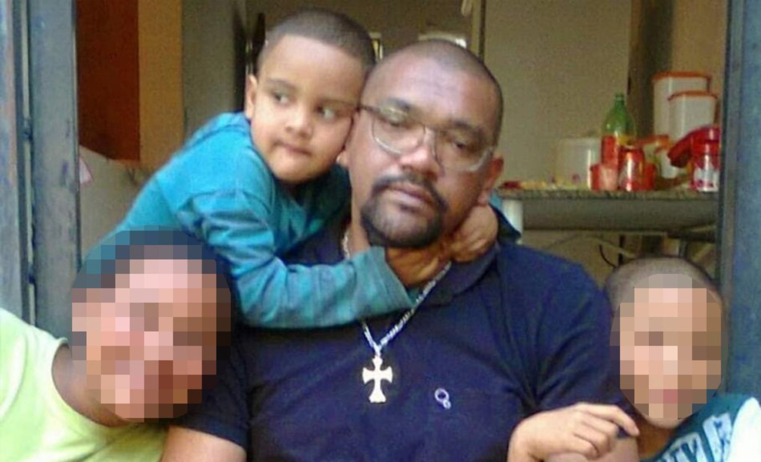 Pai provoca acidente para matar ele e o filho e se vingar de ex-mulher