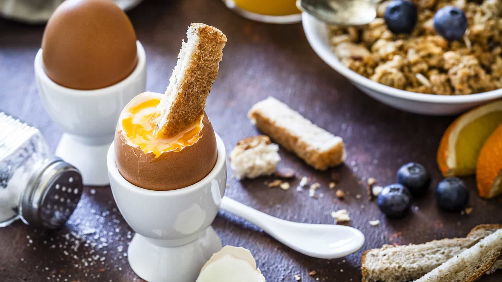 Comer um ovo por dia reduz risco de ataque cardíaco, aponta estudo