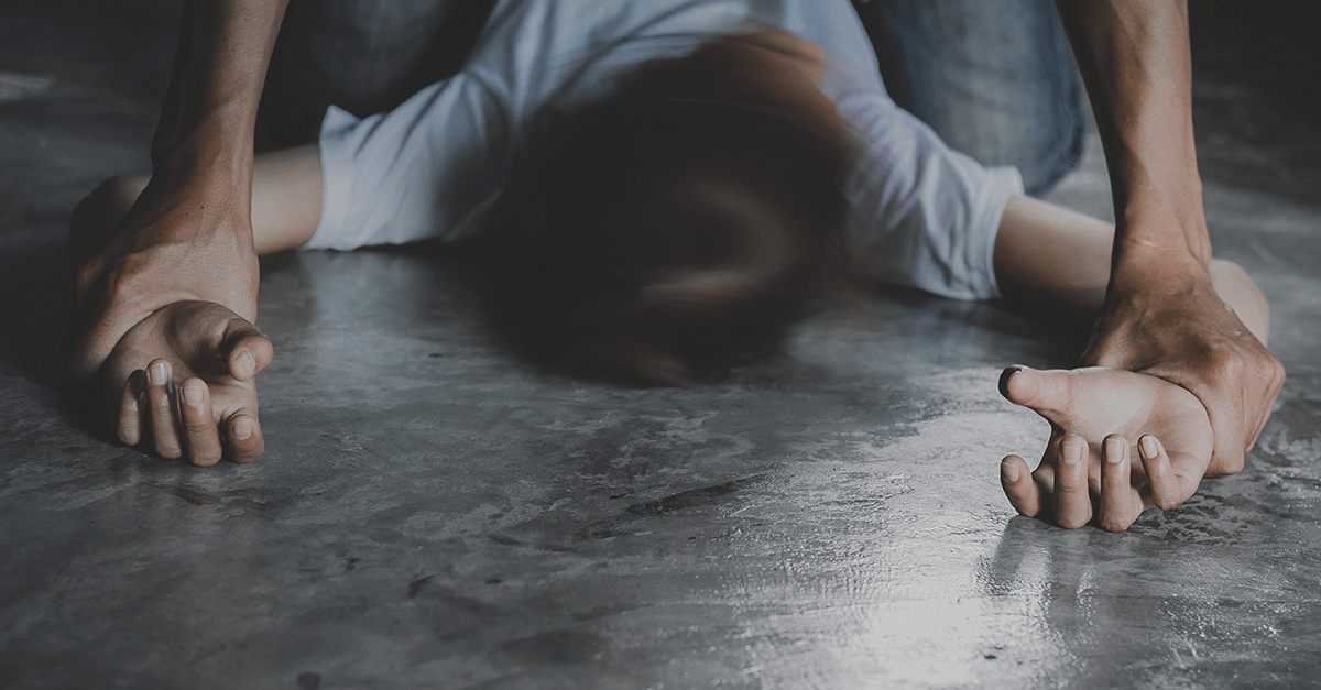 Homem invade casa e faz vítima escolher: morte, estupro ou incesto