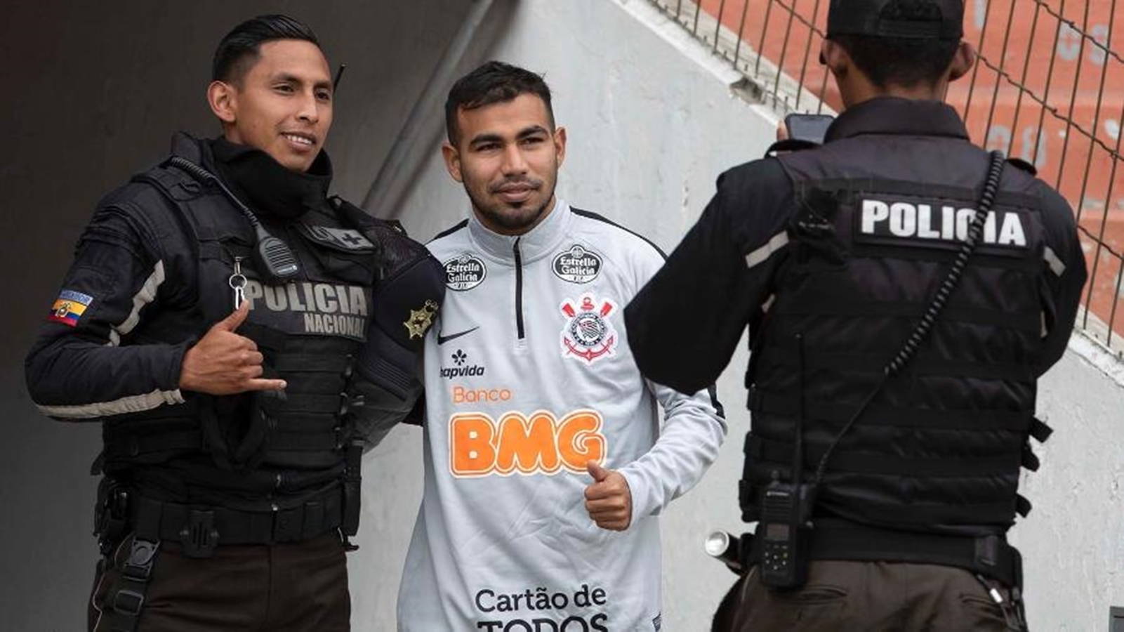 Chuva de granizo encerra mais cedo único treino do Corinthians no Equador