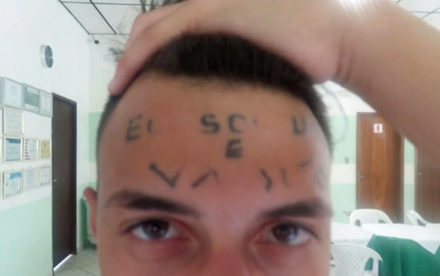 Jovem tatuado na testa é condenado a mais de 4 anos por roubo