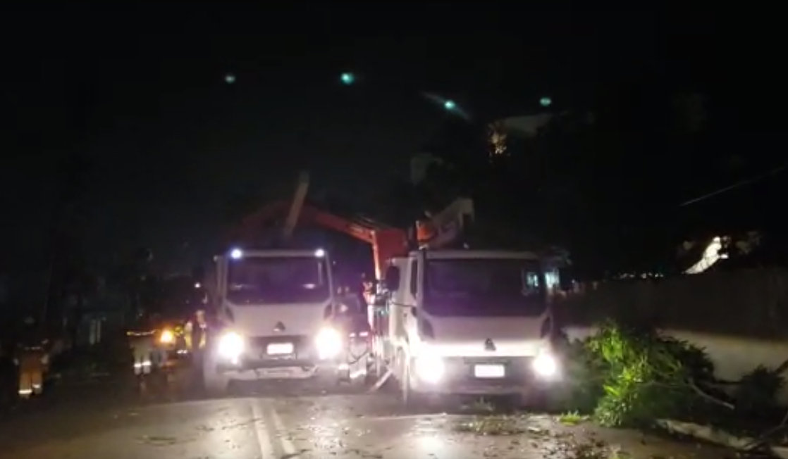 Apos ventania e chuva na capital, metade da cidade fica sem energia elétrica