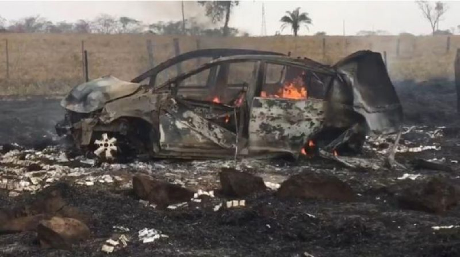 Carro capota durante perseguição policial e pega fogo na BR-364