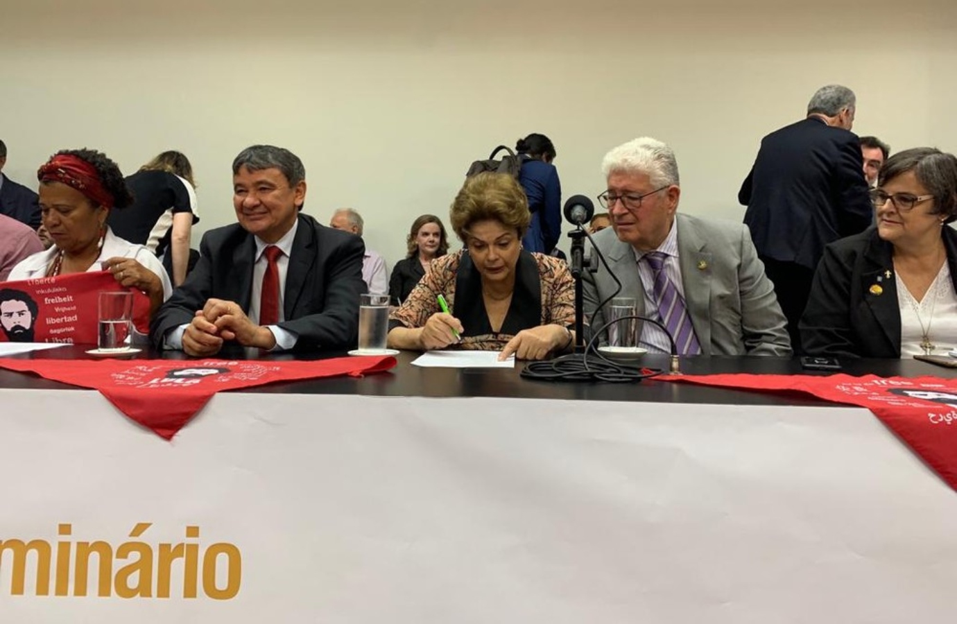 Dilma vai ao Congresso pela 1ª vez após impeachment e chama Bolsonaro de ‘neofascista’