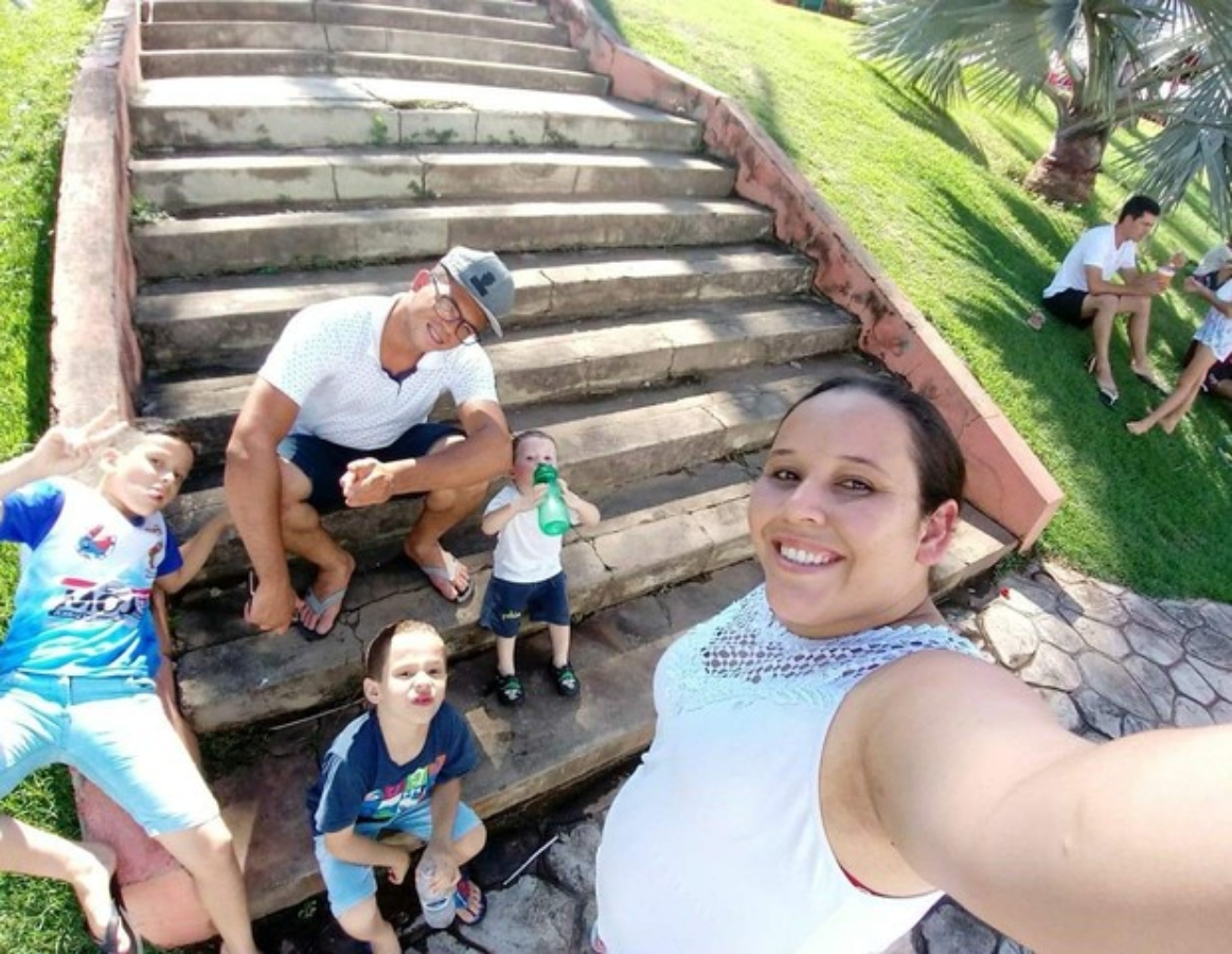 Mãe de três engravida de gêmeos usando DIU: “Eu desmaiei. Não conseguia acreditar”