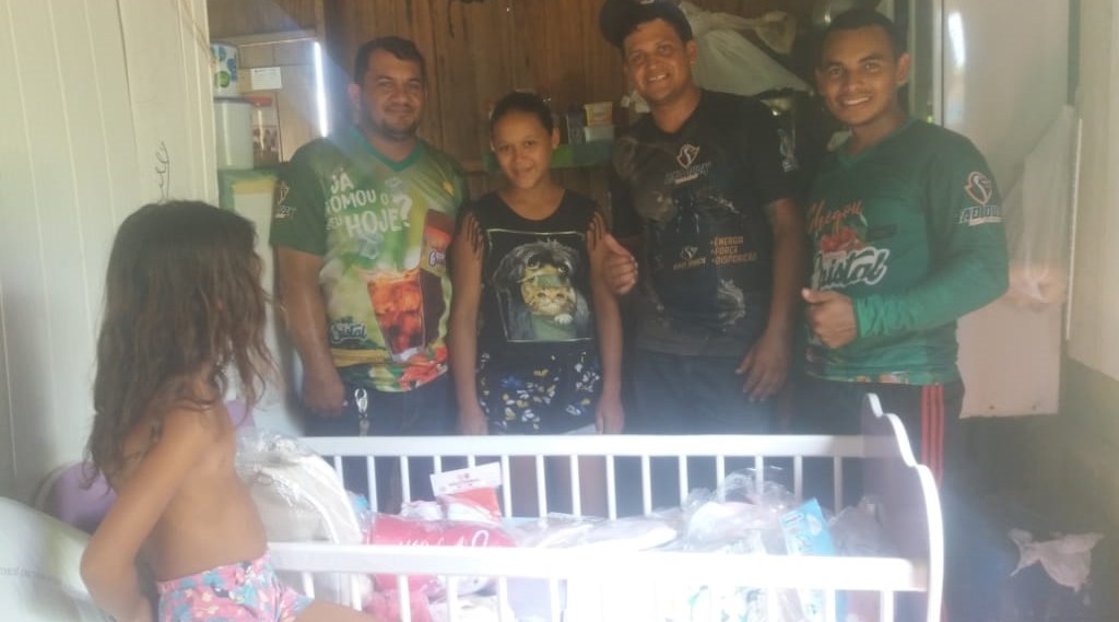 Após fazer baby chá e ninguém comparecer, jovem ganha enxoval completo