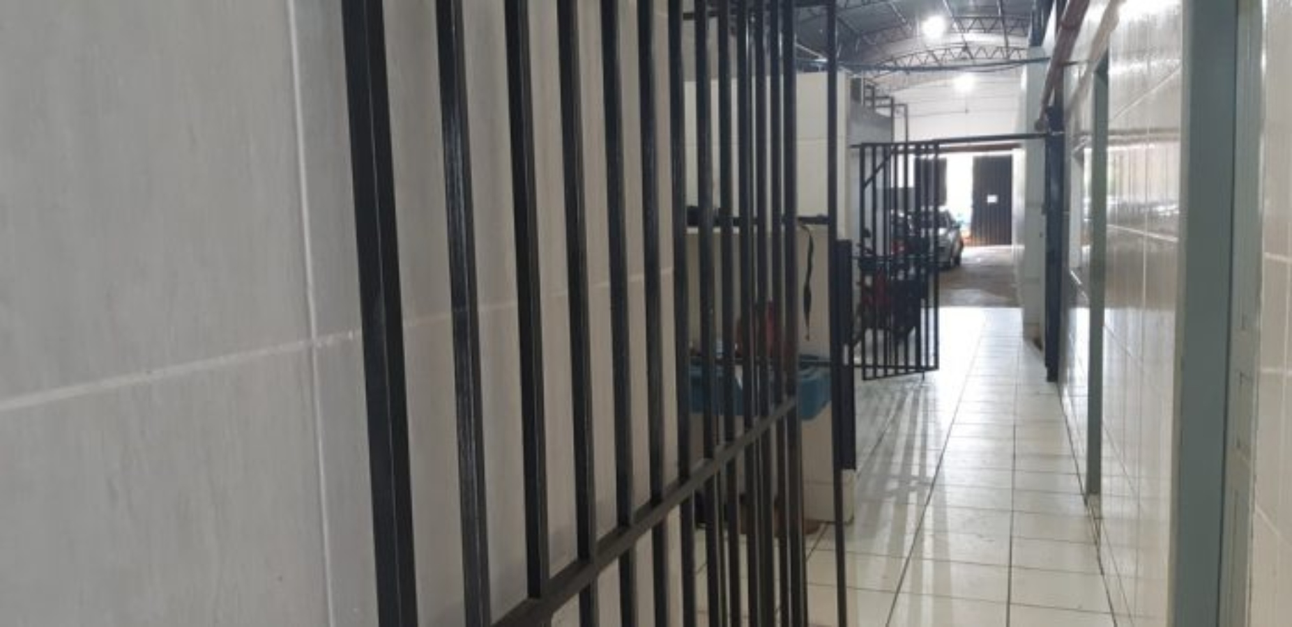 Adolescente é apreendido por estuprar menina de 7 anos em piscina