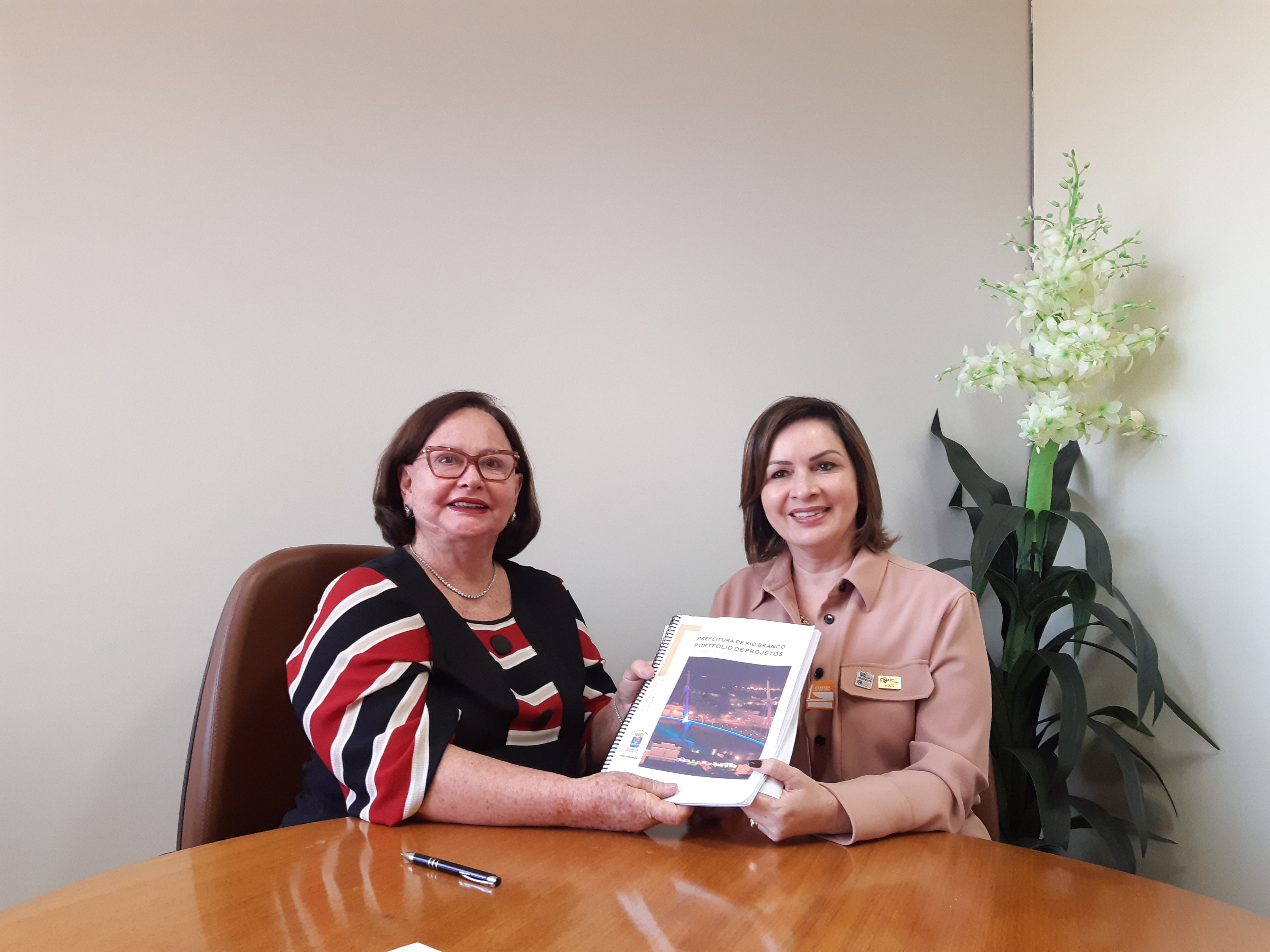 Deputada Federal Vanda Milani recebe prefeita Socorro Neri em Brasília