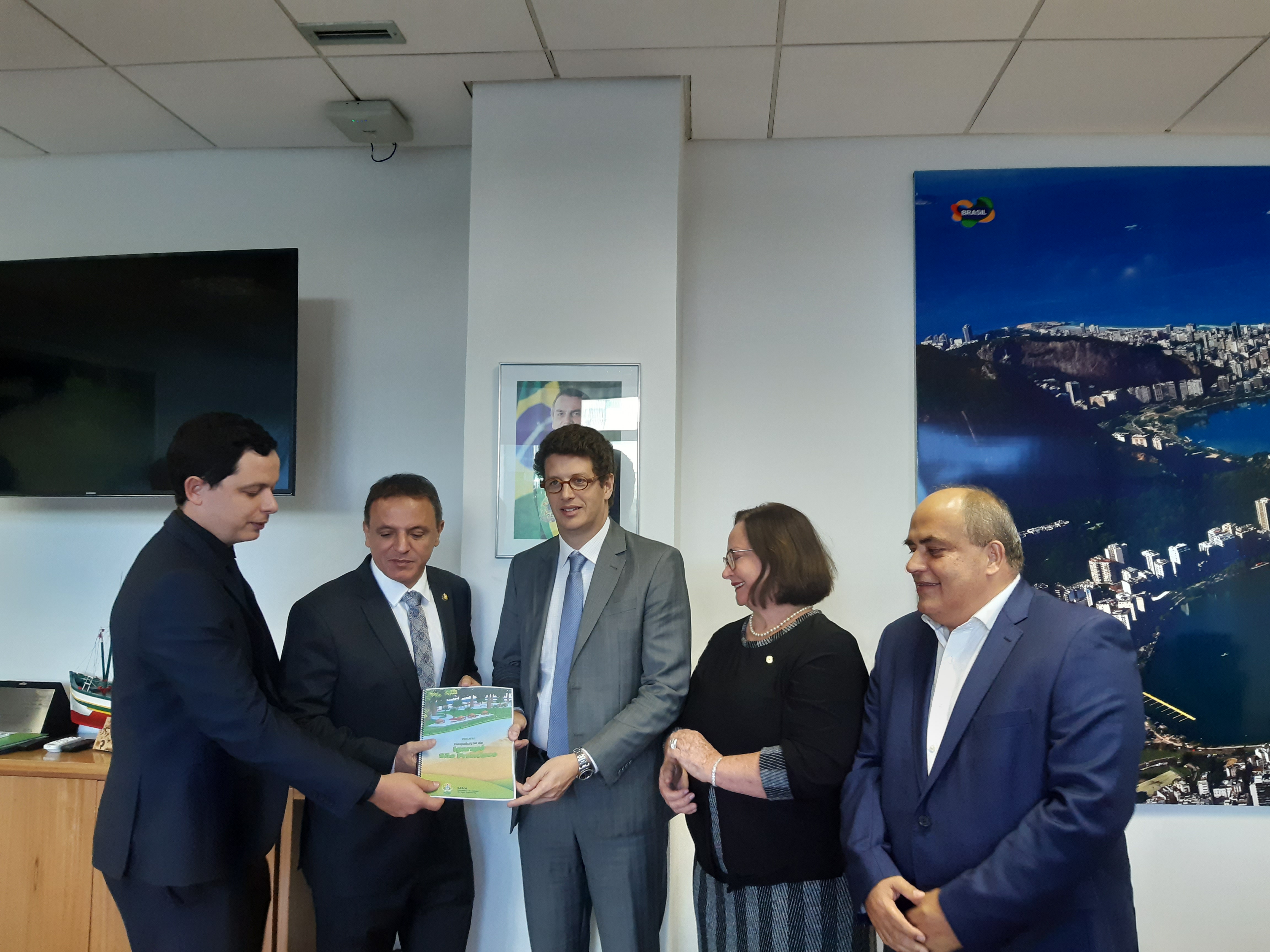 Ministro garante ao Estado apoio à revitalização do Igarapé São Francisco