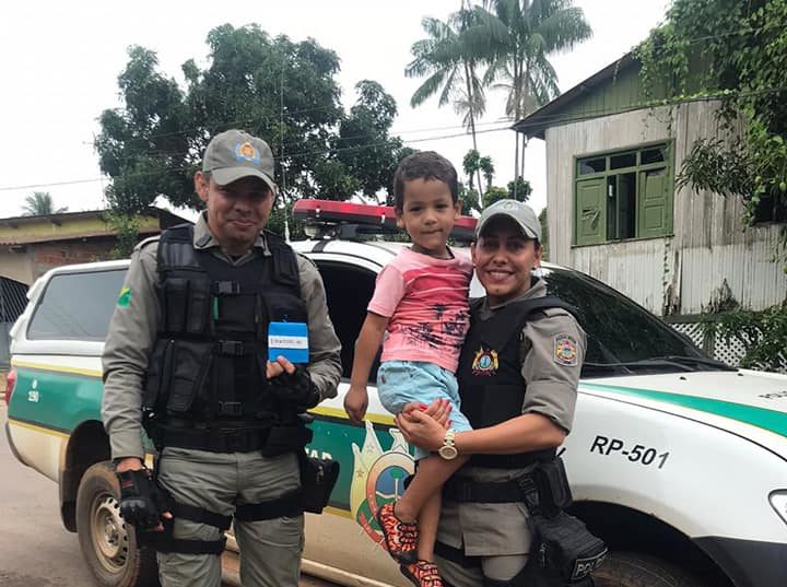 Com ajuda da irmã, menino de 3 anos envia carta à PM: “Quando crescer quero ser igual”