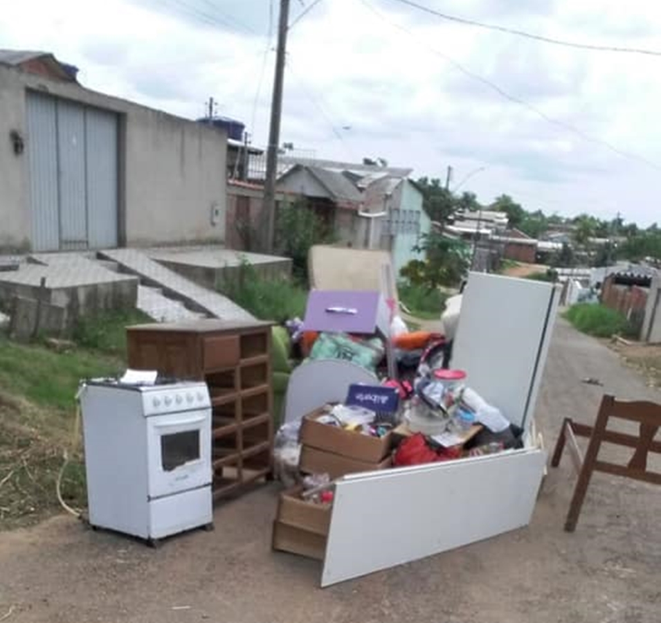 Jovem é expulsa por não poder pagar aluguel e internauta oferece casa para ela e os três filhos