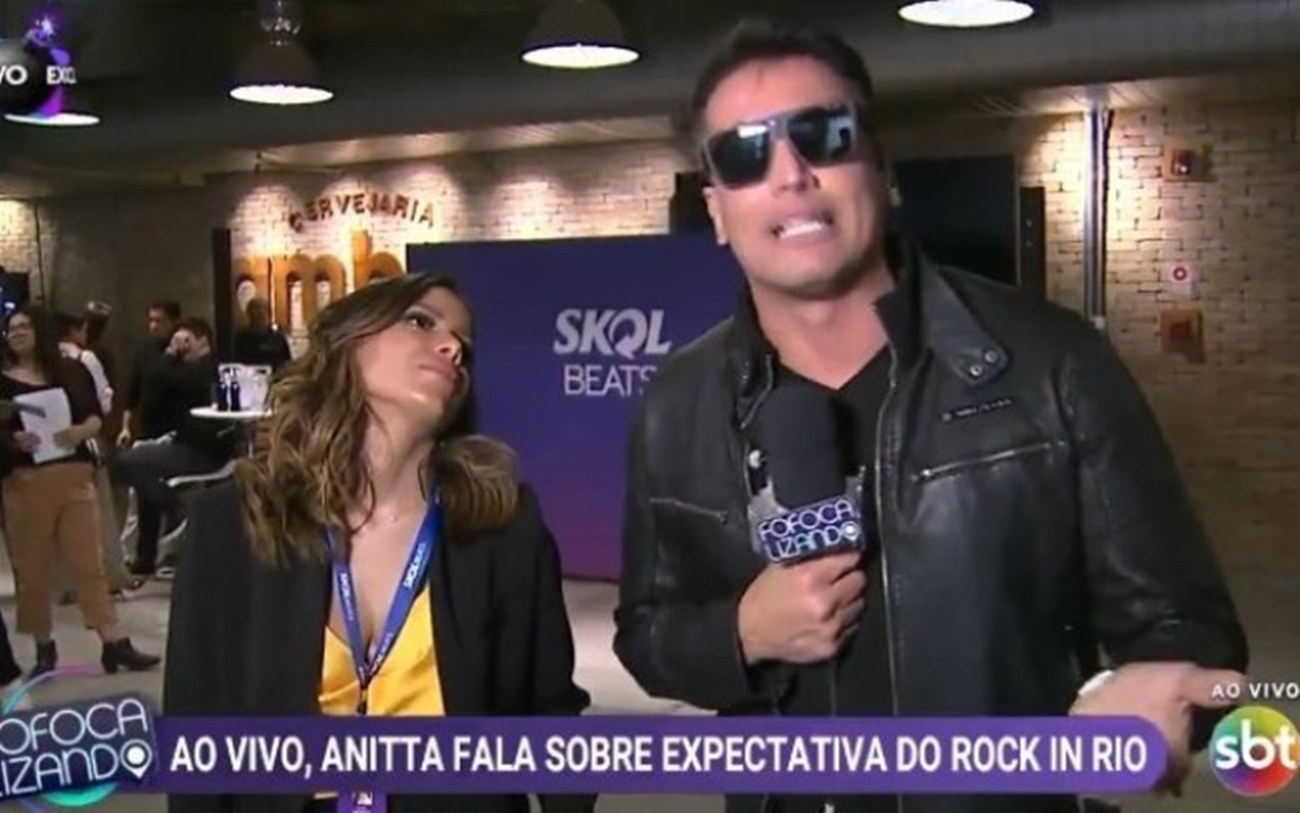 Anitta perde a paciência com Léo Dias ao vivo: “Perguntas de merda”