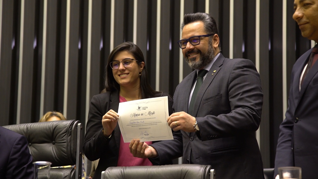 Alan Rick recebe diploma de honra ao mérito no Dia Nacional de Valorização da Família