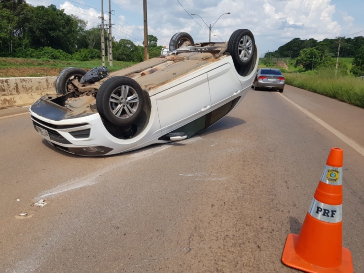 Pai bate carro e capota carro com a filha de sete anos na BR-364