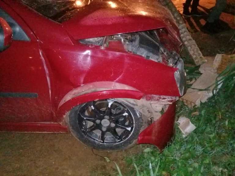 Em fuga, homem bate carro em árvores, confessa que havia bebido e acaba preso