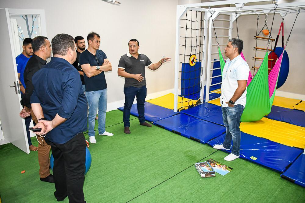 Em Cruzeiro do Sul, Rocha busca parceria para atender crianças com autismo
