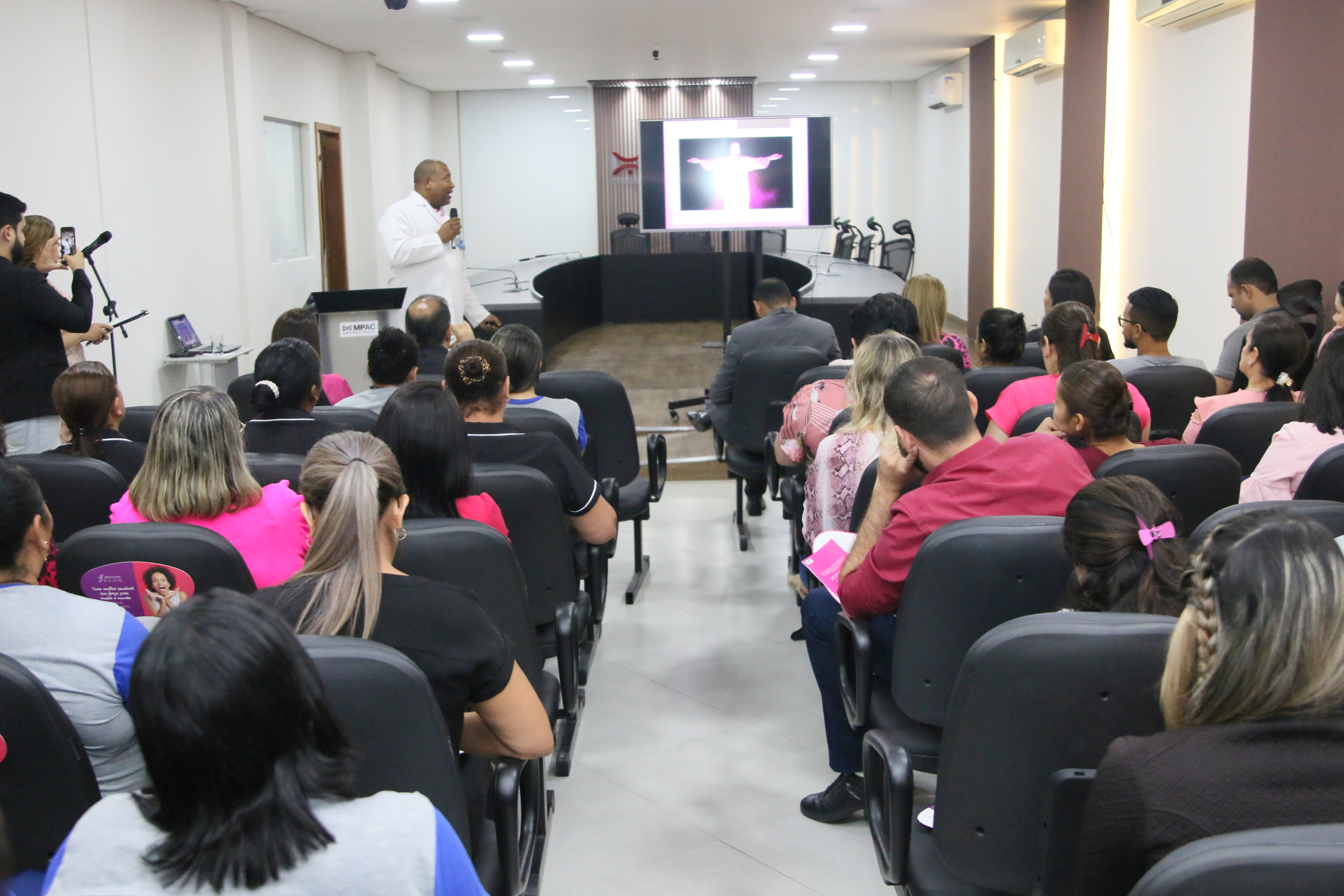Com palestras, MPAC chama a atenção de membros e servidores para câncer de mama