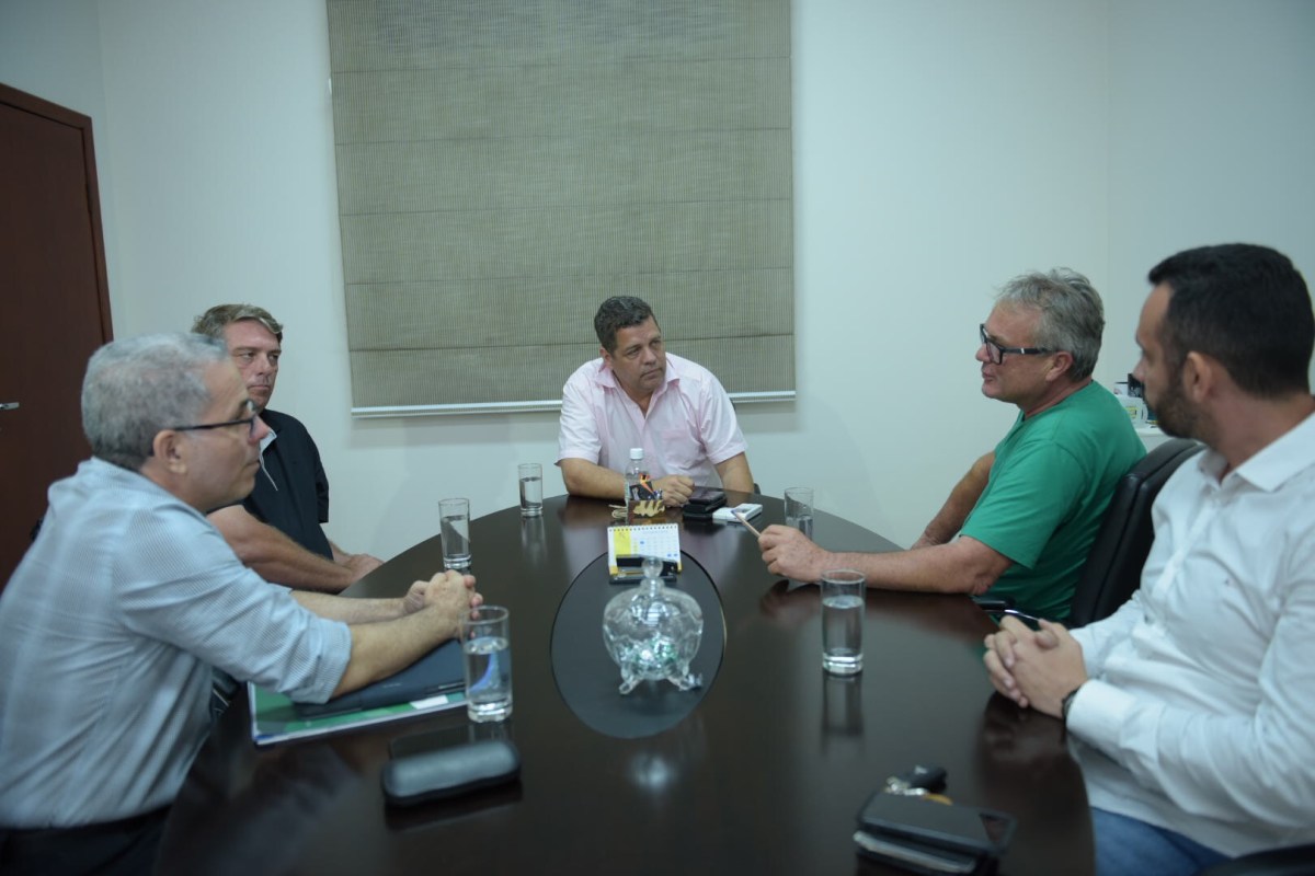 Governo e empresários debatem parceria para cessão de maquinário do polo moveleiro de Tarauacá
