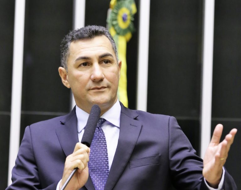 Jesus Sérgio apresenta projeto de lei para ENEM ser realizado após o cumprimento do ano letivo