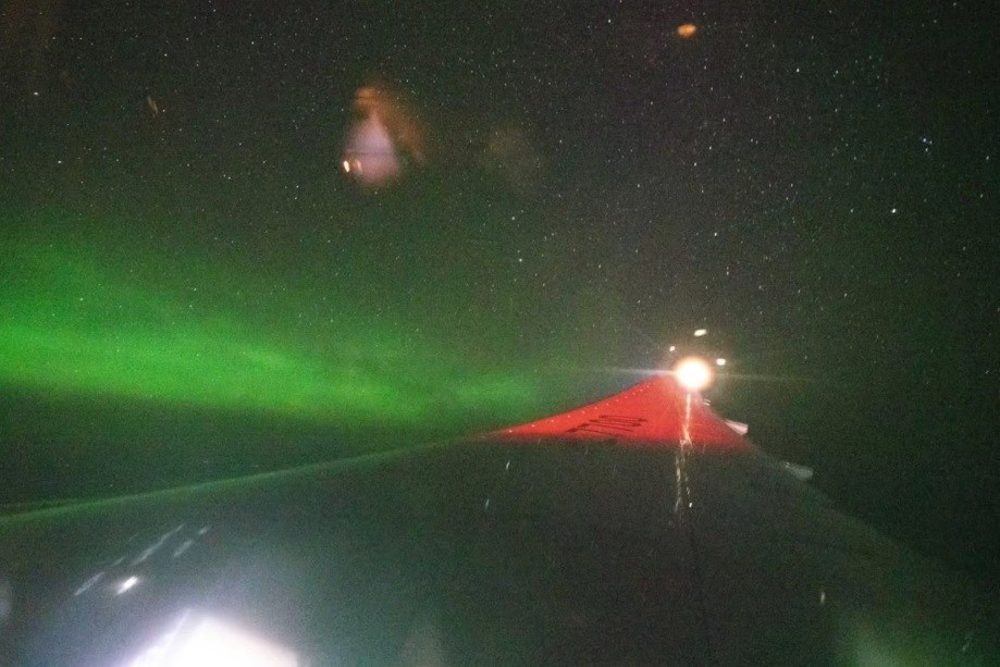 Passageiro tira foto em voo noturno e descobre que estava diante de fenômeno natural